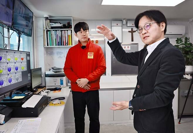 김정관 산업통상부 장관이 16일 충북 청주시 소재 자영 알뜰주유소인 창현주유소를 방문해 최고가격제 시행 이후 주유소 소비자가격 반영 동향을 점검하고 있다. 산업통상부 제공