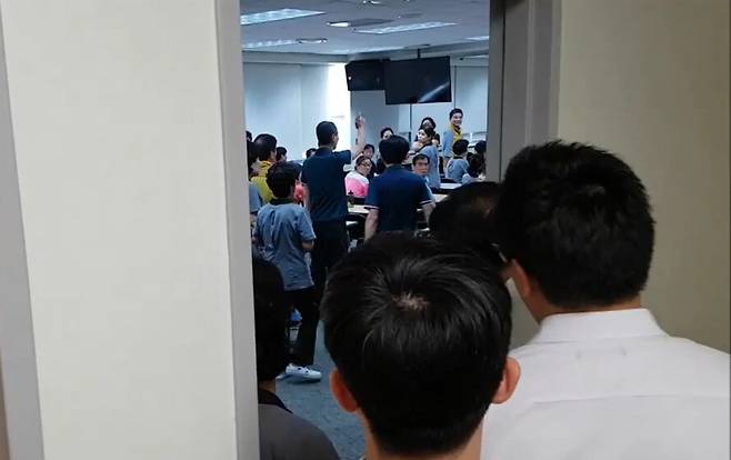 2016년 7월13일 민주노총 산하 청소노조 출범식을 앞두고 사용자들이 한 공간에 청소노동자들을 모으고 나가지 못하도록 문을 잠그고 있다. 공공운수노조 서울지부 제공