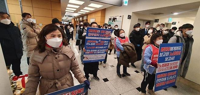 2021년 12월30일 민주노총 공공운수노조 세브란스분회 조합원들이 병원장 면담을 요구하며 병원장실 앞에서 연좌 농성을 하고 있다. 공공운수노조 서울지부 제공