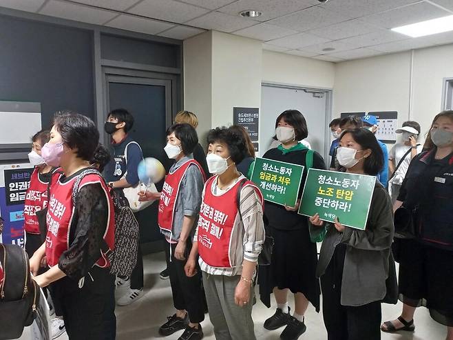 2022년 6월16일 서울 서대문구 신촌 세브란스병원 로비에서 공공운수노조 조합원들이 청소 노동 처우 개선을 요구하고 있다. 녹색당 제공