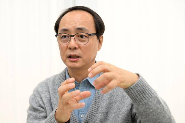 한국출판인회의 제14대 회장으로 선출된 홍영완 윌북 대표가 9일 서울 마포구 윌북 사무실에서 본보와 인터뷰하고 있다. 박지연 인턴기자