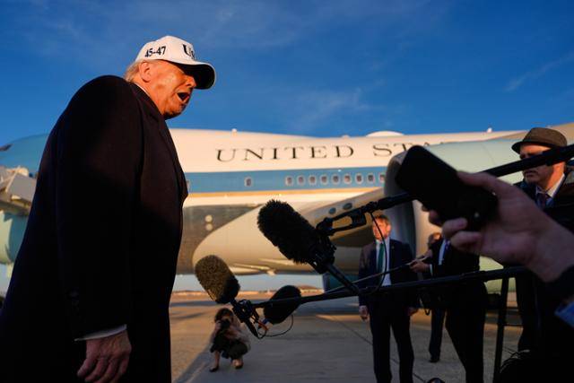 13일 미국 메릴랜드주 앤드루스 합동기지에서 도널드 트럼프 대통령이 플로리다로 향하는 에어포스 원에 탑승하기 전 기자들과 대화하고 있다. 김민석 국무총리는 한국 특파원단 간담회에서 “(13일 만난 트럼프 대통령이) 김 위원장과 좋은 관계를 유지하고 있지만 김 위원장이 미국이나 나와 대화를 원하는지 궁금하다”며 자신의 의견을 물었다고 밝혔다. 프린스조지스 카운티=AP 연합뉴스