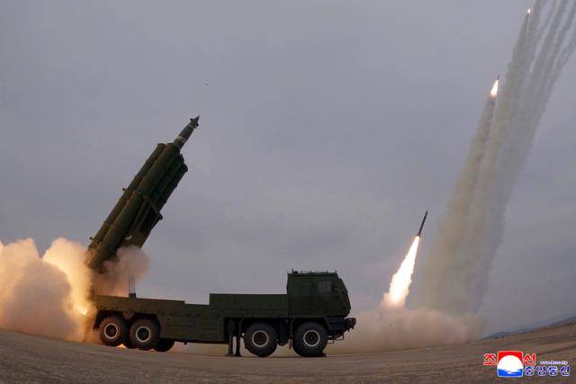 북한 조선중앙통신은 김정은 국무위원장이 전날 북한군 서부지구 장거리포병구분대의 600mm 초정밀다연장방사포 타격훈련을 참관했다고 15일 보도했다. 연합뉴스