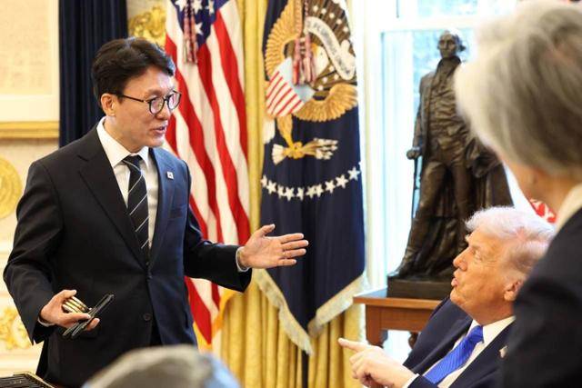 김민석(왼쪽) 국무총리가 13일 미국 워싱턴 백악관에서 도널드 트럼프 미국 대통령과 접견하고 있다. 총리실 제공