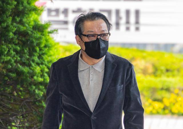 '건진법사' 전성배씨가 지난해 5월 12일 불법 정치자금 수수 혐의 2차 공판에 출석하기 위해 서울 양천구 서울남부지법으로 들어가고 있다. 정다빈 기자