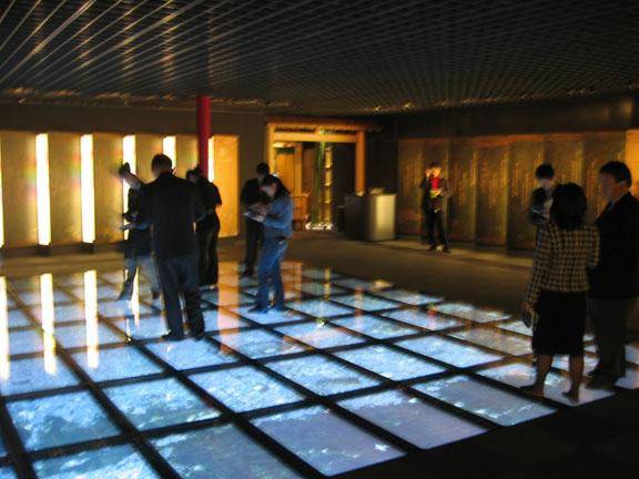 손에 휴대용 게임기를 들고 액정화면 위를 걸어다니며 즐길 수 있는 닌텐도의 시구레덴 전시실. 교토=최연진기자