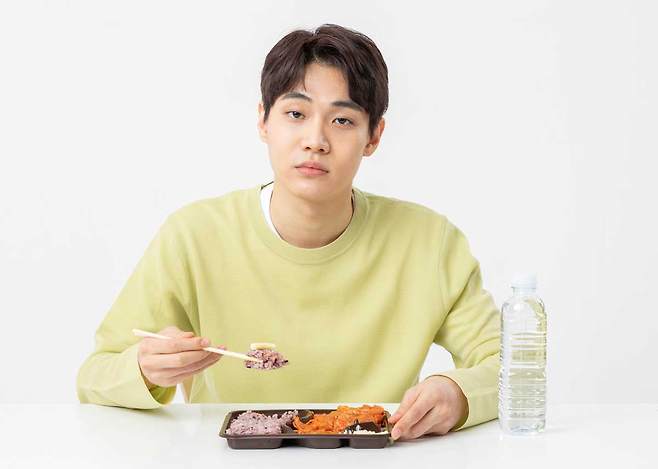 짜게 먹고 물을 많이 마신다고 해서 혈관과 신장 건강에 도움이 되지는 않는다. /클립아트코리아