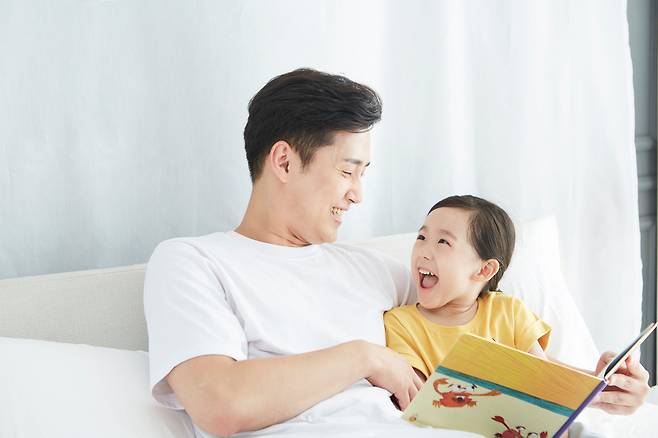 부모가 아이를 웃게 만드는 능력은 비슷하지만, 이런 웃음이 아버지와 아이 사이의 정서적 유대를 더 강하게 만드는 데 중요한 역할을 할 수 있다는 연구 결과가 나왔다./사진=클립아트코리아