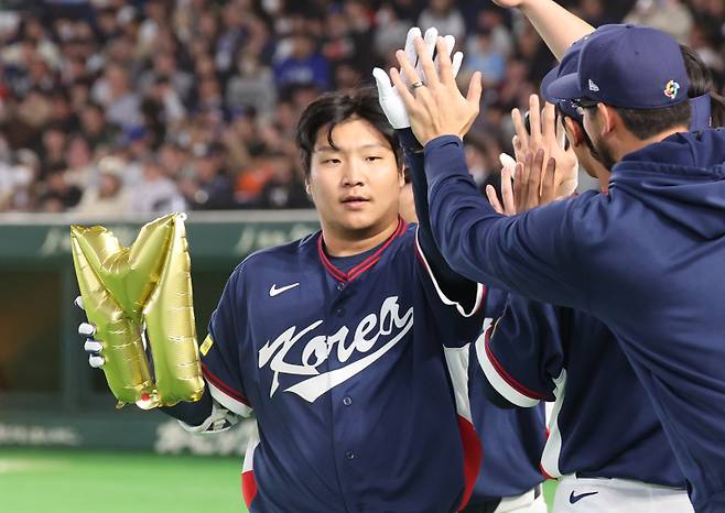 <yonhap photo-6259="">9일 일본 도쿄돔에서 열린 2026 월드베이스볼클래식(WBC) C조 조별리그 최종전 대한민국과 호주의 경기. 2회초 무사 1루 한국 문보경이 2점 홈런을 친 뒤 동료들과 자축하고 있다. 사진=연합뉴스</yonhap>