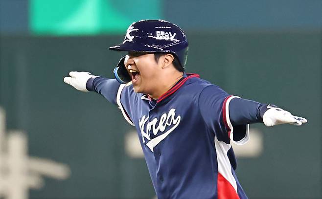 <yonhap photo-4978="">7일 일본 도쿄돔에서 열린 2026 WBC 조별리그 C조 2차전 대한민국과 일본의 경기. 1회초 2사 1, 2루 한국 문보경이 2타점 2루타를 치고 비행기 세리머니를 하고 있다. 사진=연합뉴스</yonhap>