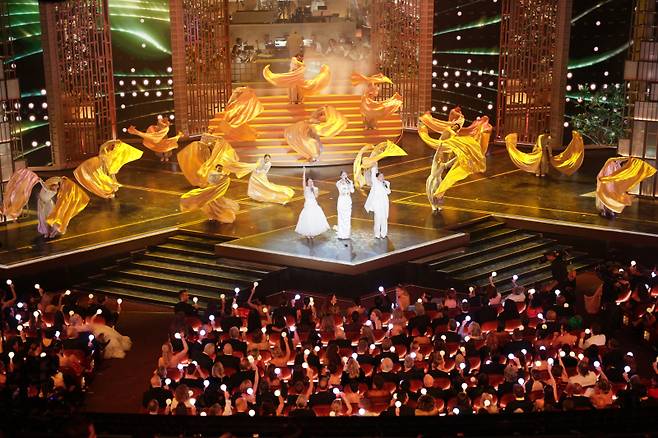 <yonhap photo-8215=""> epa12824213 (L-R) Rei Ami, EJAE and Audrey Nuna, performs Nominated Original Song "Golden" from KPop Demon Hunters during the 98th annual Academy Awards ceremony at the Dolby Theatre in Los Angeles, California, USA, 15 March 2026. EPA/CHRIS TORRES/2026-03-16 12:05:29/ <저작권자 ⓒ 1980~2026 ㈜연합뉴스. 무단 전재 재배포 금지, AI 학습 및 활용 금지></yonhap>