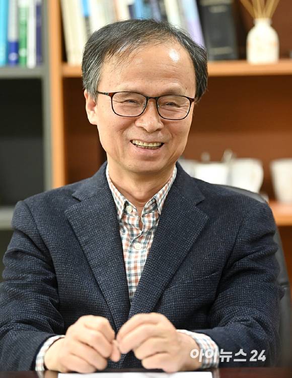 김용석 가천대 반도체대학 석좌교수가 9일 경기 성남시 가천대학교에서 아이뉴스24와 인터뷰를 하고 있다. [사진=곽영래 기자]