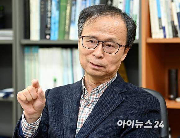 김용석 가천대 반도체대학 석좌교수가 9일 경기도 성남시 가천대학교에서 아이뉴스24와 인터뷰를 하고 있다. [사진=곽영래 기자]