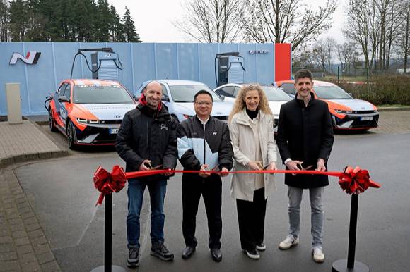 (왼쪽부터)잉고 뵈더(Ingo Böder) 뉘르부르크링 최고경영자(CEO), 박준우 현대차 N매니지먼트실장(상무), 아넷 페이(Annette Feyh) 현대차 독일법인 브랜드 경험·스포츠마케팅 팀장, 귀도 겔렌(Guido Gehlen) 현대 커넥티드 모빌리티 유한회사 커넥티드카 서비스·차징 디렉터가 '뉘르부르크링 N 급속 충전소' 개소식에서 기념 촬영하고 있다. [사진=현대자동차]