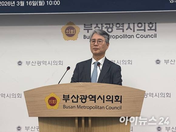 이한평 민주당 부산시당 공천관리위원장이 16일 부산광역시의회 브리핑룸에서 기자회견을 열고 부산 16개 기초단체장 공천 신청 후보자 심사 1차 결과를 발표하고 있다. [사진=정예진 기자]