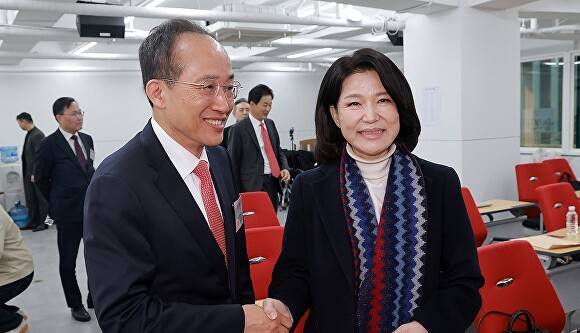 추경호 의원과 이진숙 전 방통위원장이 국민의힘 대구시당 후보 면접에 앞서 악수를 나누고 있다 [사진=연합뉴스]