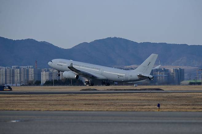 14일 중동 재외국민 귀국 지원 작전 '사막의 빛(Desert Shine)' 임무를 위해 공군 KC-330 시그너스 수송기가 김해기지에서 이륙하고 있다. 사진 국방부