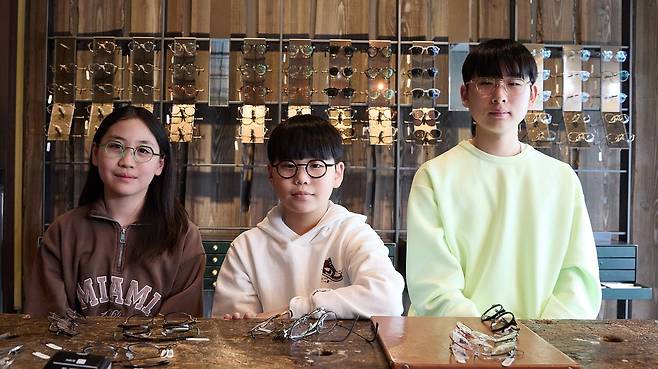 자신의 눈과 얼굴, 스타일에 맞는 안경을 제대로 이해하고 선택하기 위해 홀릭스 안경원을 방문한 이윤슬 학생기자·손지완 학생모델·서진하 학생기자(왼쪽부터)가 평소 쓰던 안경과 다른 스타일의 안경을 쓰고 포즈를 취했다.