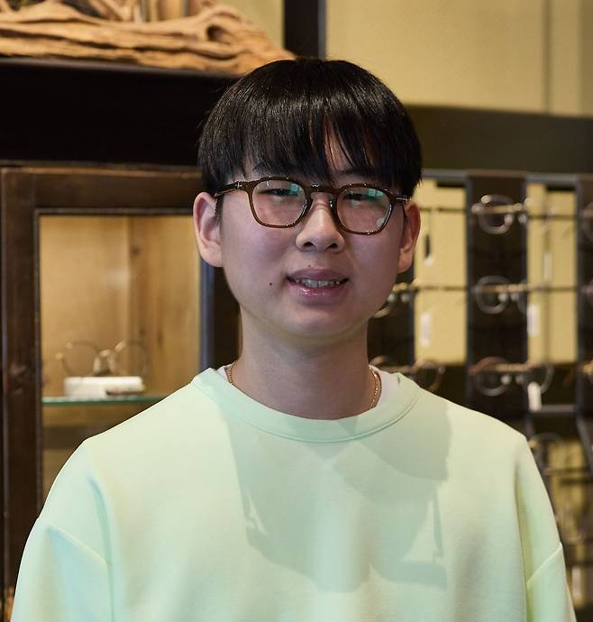 자신의 얼굴과 눈에 비해 다소 큰 검정테 안경을 쓰던 서진하 학생기자는 무난하게 잘 쓸 수 있고 웬만한 옷에는 다 커버가 되는 올리브 컬러의 안경테를 추천받았다.