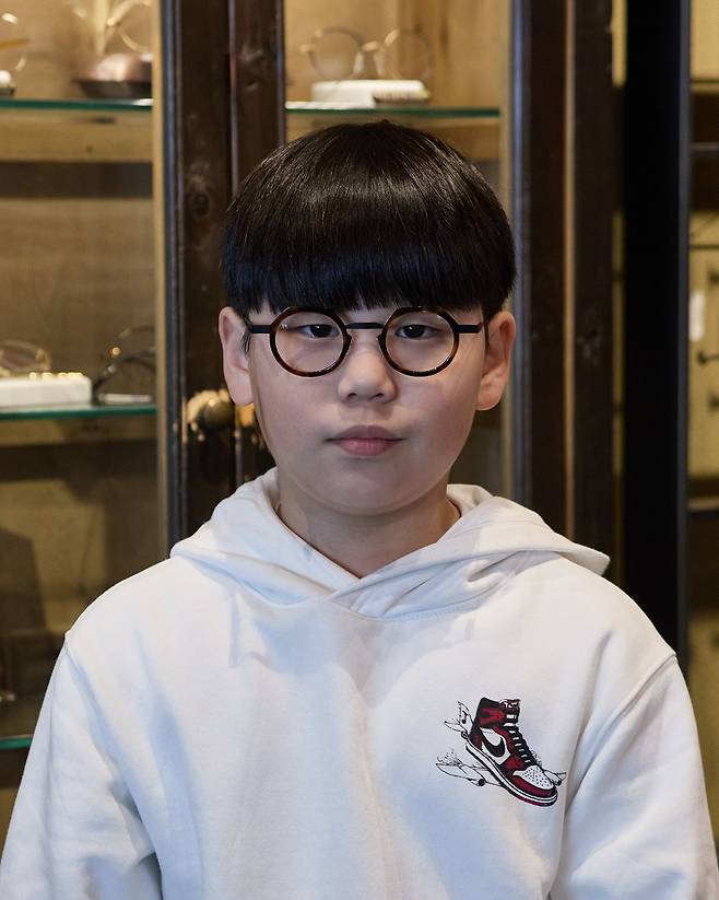 평범한 원형 검정테 안경을 쓰던 손지완 학생모델은 위 테두리의 각진 부분이 인상적인 갈색 뿔테를 추천받았다.