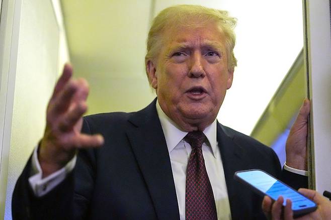 도널드 트럼프 미국 대통령이 15일(현지시간) 사저가 있는 플로리다주 웨스트팜비치에서 메릴랜드주 앤드루스 합동기지로 향하는 대통령 전용기 내에서 기자들과 대화하고 있다. AP=연합뉴스