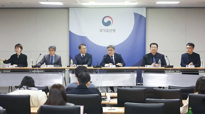 16일 오후 서울 종로구 국립고궁박물관에서 열린 '세운4구역 내 사업시행인가 중단 및 대응 관련 언론설명회'에서 허민 국가유산청장과 참석자들이 질문에 답하고 있다. 연합뉴스