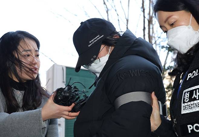 생후 20개월 된 딸을 방임해 숨지게 한 혐의를 받는 20대 친모가 지난 7일 오후 구속 전 피의자 심문(영장실질심사)이 열리는 인천지법에 들어서고 있다. 연합뉴스