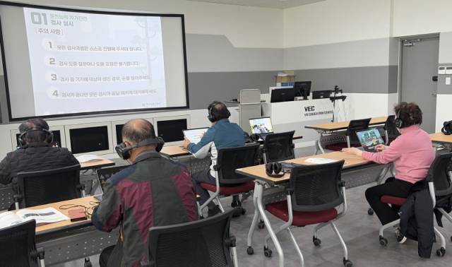 ▲ 13일 한국도로교통공단 강원지부에서 고령운전자 교통안전교육에 참가한 고령운전자들이 인지능력 자가 진단 검사를 진행하고 있다.  최수현 기자