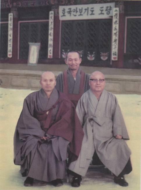 ▲ 원행스님(가운데)의 젊은 시절 모습. 월정사에서 스승 만화스님(왼쪽), 탄허스님과 함께 사진 촬영했다.