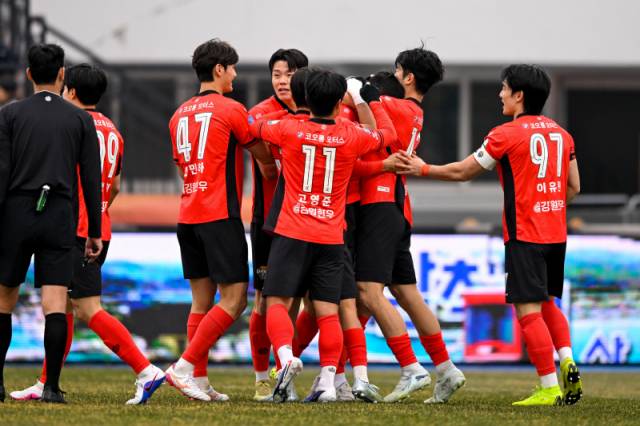 ▲ 강원FC 박상혁이 15일 강릉하이원아레나에서 열린 FC안양과 하나은행 K리그1 2026 3라운드 맞대결에서 선제골을 터트린 뒤 감격의 눈물을 터트리자 동료들이 위로하고 있다.  강원FC 제공