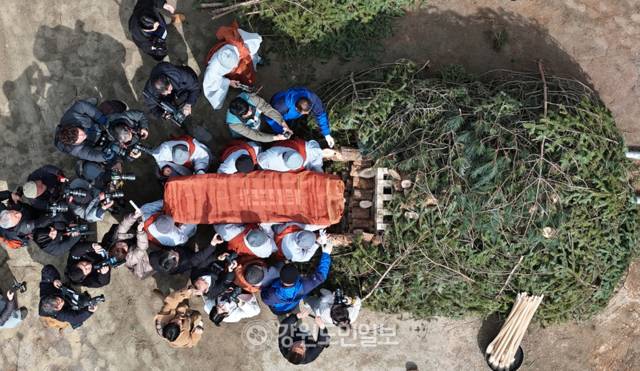 ▲ 16일 평창 월정사에서 봉행된  선덕 자광당 원행 대종사 다비식에서 원행 대종사 법구가 연화대에 안치되고 있다. 방도겸 기자