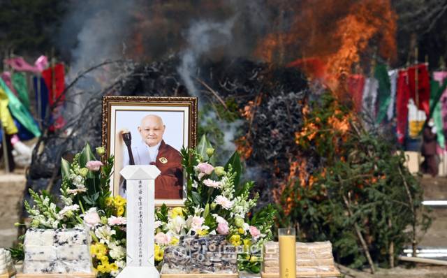 ▲ 오대산 월정사 선덕 자광당 원행 대종사 다비식이 16일 평창 월정사에서 조계종 총무원장 진우스님과 정념 주지스님을 비롯한 조계종 원로회 스님, 신도들이 참석한 가운데 봉행됐다. 방도겸 기자
