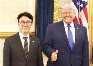 김민석 국무총리가 지난 13일 미국 백악관에서 도널드 트럼프 대통령과 면담한 뒤 기념사진을 찍고 있다.  총리실 제공