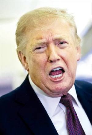 도널드 트럼프 미국 대통령이 15일(현지시간) 워싱턴DC로 돌아가는 전용기 에어포스원에서 취재진과 대화하고 있다.  AFP연합뉴스