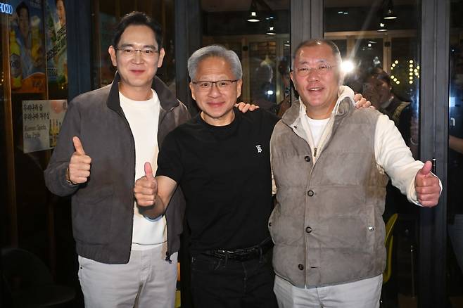 젠슨 황 엔비디아 최고경영자(CEO)가 30일 오후 서울 강남구 삼성역 인근 깐부치킨 매장에서 이재용 삼성그룹 회장, 정의선 현대차그룹 회장과 치킨 회동 후 기념촬영을 하고 있다./ 사진=한경 문경덕 기자