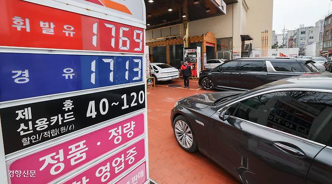 1700원대 기름값 석유 최고가격제 시행 사흘째인 15일 서울 시내 한 주유소에 주유하려는 차량들이 줄지어 차례를 기다리고 있다. 이날 전국 평균 주유소 기름값은 하락세를 이어갔다. 성동훈 기자