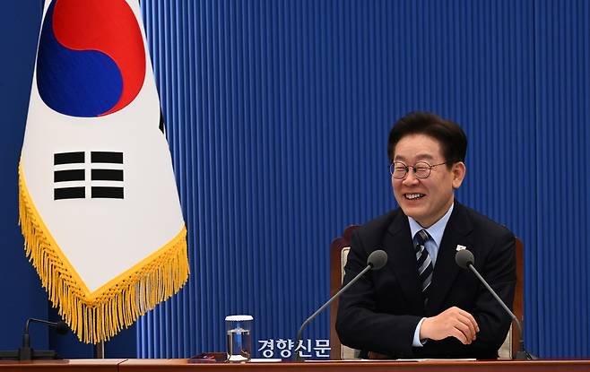 이재명 대통령이 지난 12일 청와대에서 열린 수석보좌관회의에 참석해 웃고 있다. 청와대사진기자단
