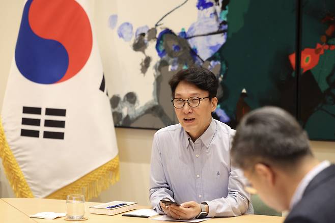 원격 회의 방미 중인 김민석 국무총리가 15일(현지시간) 뉴욕 주유엔대표부에서 원격으로 총리실 영상 간부회의를 주재하고 있다. 총리실 제공