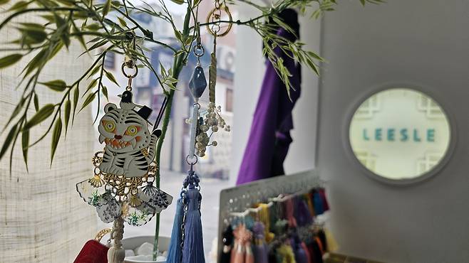 Norigae, traditional Korean decorative tassel ornaments, are displayed at Leesle Insa-dong branch in Jongno District, central Seoul, on March 11. [SHIN HA-NEE]