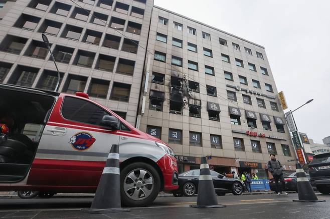 Police and fire officials conduct a joint inspection at a capsule hotel in Sogong-dong, Jung District, Seoul, on March 15, a day after a fire broke out there and injured 10 people. [YONHAP]