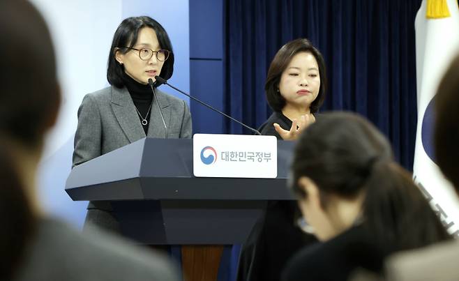 정경실 보건복지부 보건의료정책실장이 13일 서울 종로구 정부서울청사에서 공중보건의사 감소 대비 지역의료 대책을 발표하고 있다. 보건복지부 제공