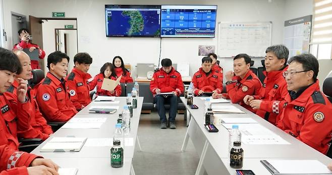 16일 구미국유림관리소 산불대응센터를 방문해 산불재난특수진화대원들을 격려하는 박은식 산림청장(오른쪽 첫번째). 산림청