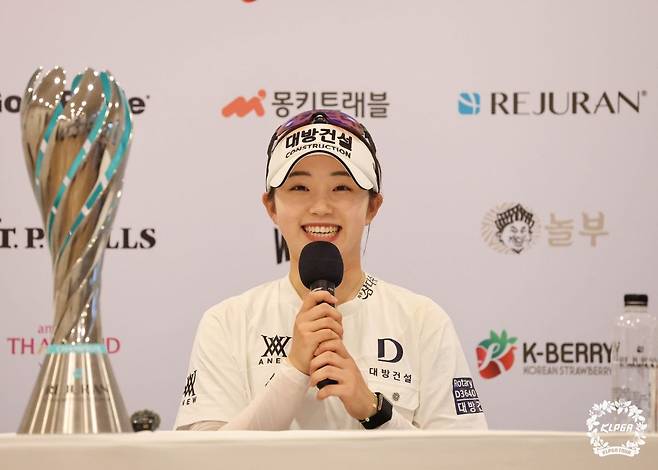 15일 태국 촌부리 아마타스프링CC에서 막을 내린 2026시즌 KLPGA 개막전 리쥬란 챔피언십에서 생애 첫 승을 차지한 임진영이 기자회견장에서 질문에 답하면서 활짝 웃고 있다. KLPGA