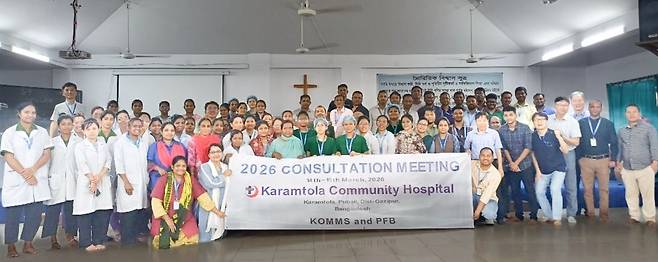 꼬람똘라병원 크리스천 미팅후 기념촬영을 하고 있다.