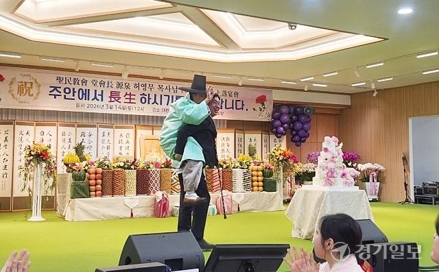 전진선 양평군수가 100세 생일잔치를 맞아 허영무 목사를 업고 축하를 하고 있는 모습. 황선주기자