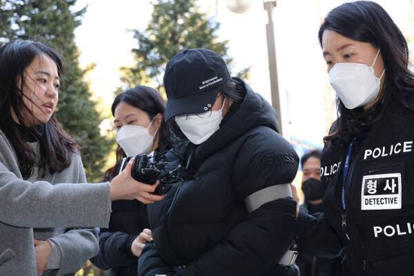 생후 20개월이 된 A양을 방임해 숨지게 한 혐의를 받는 20대 친모가 7일 구속 전 피의자 심문(영장실질심사)이 열리는 인천지법에 들어서고 있다. 연합뉴스