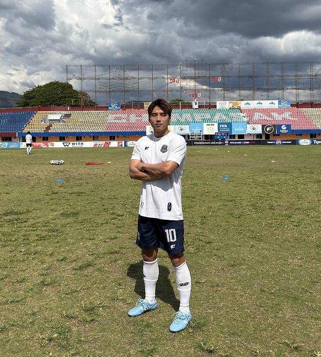 유튜브·틱톡 등 800만명이 넘는 구독자를 보유한 축구 선수 이정진이 참파삭 아브닐 FC 홈 경기장에서 포즈를 취하고 있다. 본인 제공
