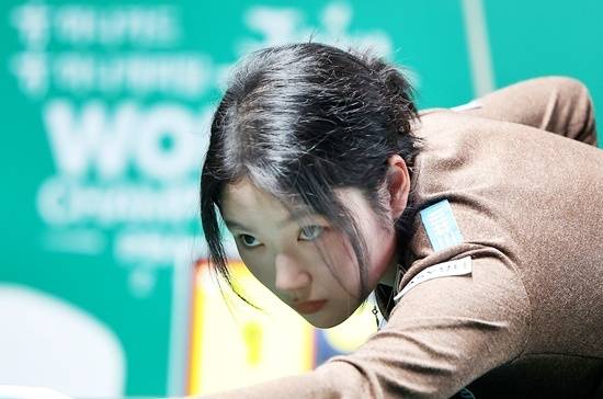 한지은이 8일 제주시 한라체육관에서 열린 ‘LPBA월드챔피언십 2025’ 조별리그 이틀차 A조 경기에서 김가영을 꺾고 16강에 진출했다. 1승1패 김가영은 김진아와 16강 결정전을 치른다.(사진=PBA)