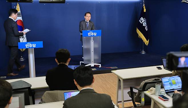 김이수 중앙당 공천관리위원장이 13일 서울 여의도 더불어민주당 중앙당사에서 공천 관련 심사 결과를 발표하고 있다. [사진출처=뉴스1]