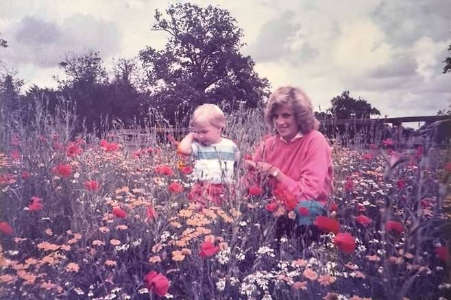 찰스 3세 영국 국왕의 장남 윌리엄 왕세자가 ‘어머니날’을 맞아 고 다이애나 왕세자빈을 추모했다. [사진출처 = SNS]